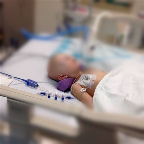 طفل يعاني من تضيق صمام القلب